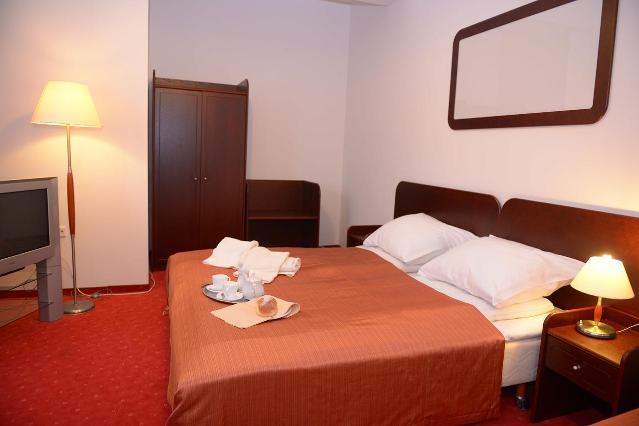 Hotel Pod Debami Terespol Esterno foto
