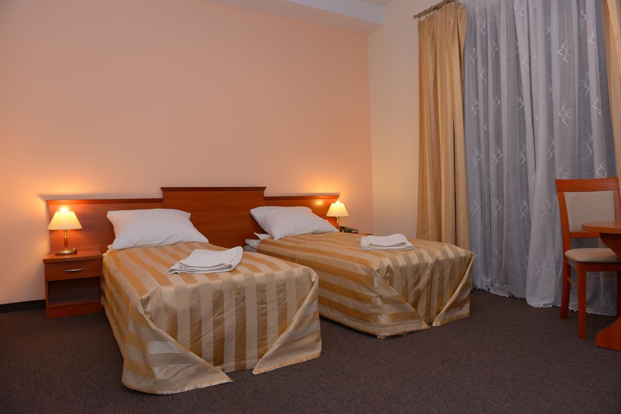 Hotel Pod Debami Terespol Esterno foto
