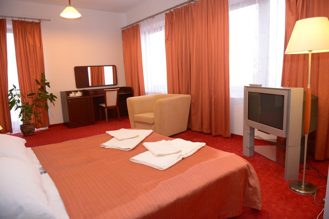 Hotel Pod Debami Terespol Esterno foto