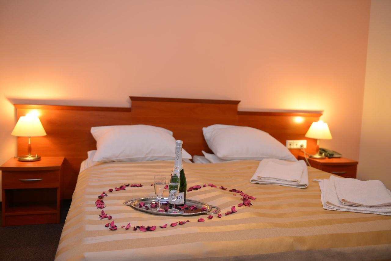 Hotel Pod Debami Terespol Esterno foto